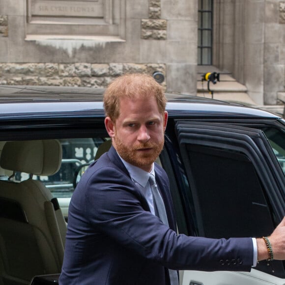 Le prince Harry, duc de Sussex, arrive devant la Haute Cour de Londres au deuxième jour de son témoignage contre un tabloïd accusé de piratage de messageries téléphoniques. C'est la première apparition d'un membre de la famille royale à la barre en plus d'un siècle. Londres, le 7 juin 2023. 