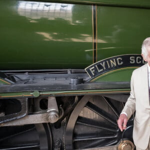 Le roi Charles III d'Angleterre, arrive à bord du train royal "Flying Scotsman" pour une visite dans la ville de Pickering dans le Yorkshire, le 12 juin 2023. 