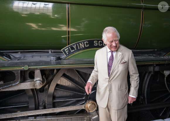 Le roi Charles III d'Angleterre, arrive à bord du train royal "Flying Scotsman" pour une visite dans la ville de Pickering dans le Yorkshire, le 12 juin 2023. 
