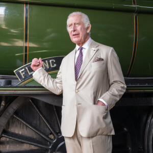 "J'ai bien peur que cela soit le reflet de l'état de leurs relations à ce jour", évoque l'une de ses sources.
 
Le roi Charles III d'Angleterre, arrive à bord du train royal "Flying Scotsman" pour une visite dans la ville de Pickering dans le Yorkshire, le 12 juin 2023. 