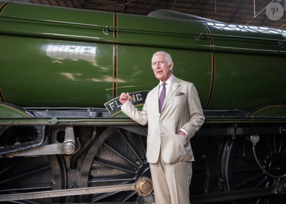 "J'ai bien peur que cela soit le reflet de l'état de leurs relations à ce jour", évoque l'une de ses sources.
 
Le roi Charles III d'Angleterre, arrive à bord du train royal "Flying Scotsman" pour une visite dans la ville de Pickering dans le Yorkshire, le 12 juin 2023. 