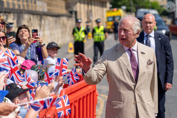 Le roi Charles III d'Angleterre, arrive à bord du train royal "Flying Scotsman" pour une visite dans la ville de Pickering dans le Yorkshire, le 12 juin 2023. 