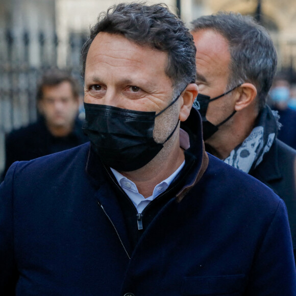 "J'avais la tête qui tournait un peu et la sensation d'avoir été sur un bateau. Pourtant, je suis le seul qui ne tourne pas sur le plateau mais il y a un écran qui en donne l'illusion"
Arthur ( Essebag) et Nikos Aliagas - Sorties des obsèques de Jean-Pierre Pernaut en la Basilique Sainte-Clotilde à Paris le 9 mars 2022. © Christophe Clovis / Bestimage