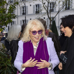 Amanda Lear pose lors de la remise du prix littéraire "La Closerie des Lilas" à la Closerie des Lilas à Paris, le 18 avril 2023. © Pierre Perusseau/Bestimage