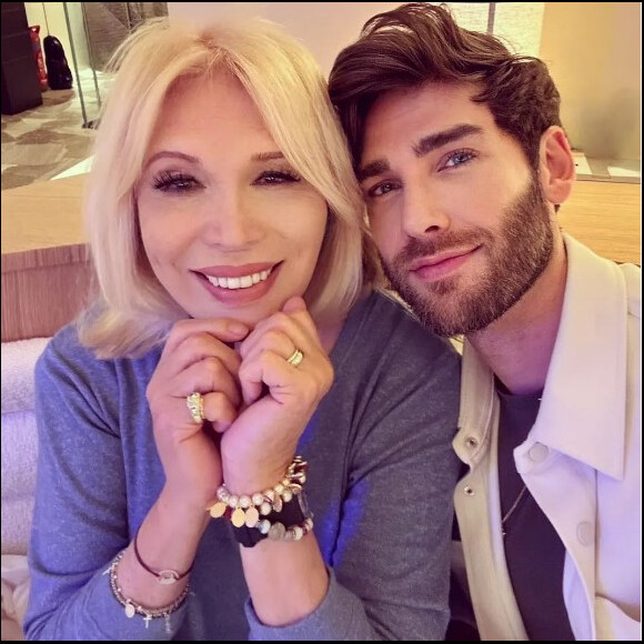 Triste journée pour Amanda Lear.
Amanda Lear et un ami sur Instagram.