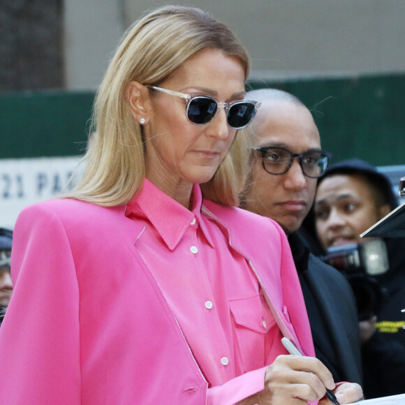 Voilà une image qui devrait redonner le sourire à beaucoup.
Celine Dion a choisi de s'habiller en rose pour la Journée Internationale pour les Droits des Femmes à New York.