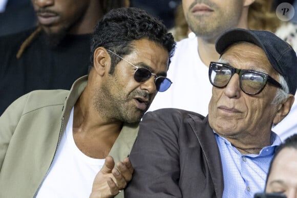 Jamel Debbouze, Gérard Darmon - People assistent au match aller de la Ligue des Champions entre le Paris Saint-Germain et la Juventus (2-1) au Parc des Princes à Paris le 6 septembre 2022. 