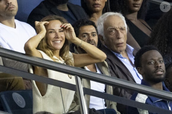 Mélissa Theuriau et son mari Jamel Debbouze, Gérard Darmon, Dadju - People assistent au match aller de la Ligue des Champions entre le Paris Saint-Germain et la Juventus (2-1) au Parc des Princes à Paris le 6 septembre 2022. 