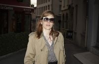 Valérie Donzelli en trench et robe à rayures, aux côtés de Philippine Leroy-Beaulieu ultra-concentrée