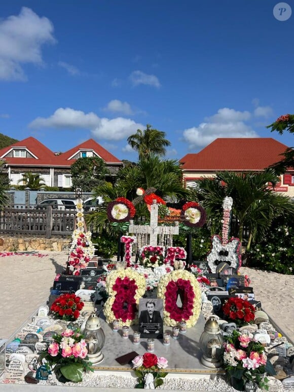 Sa tombe a été refleurie pour l'occasion, à Saint-Bathélémy.
Exclusif - Illustration de la tombe de Johnny Hallyday refleurie pour l'anniversaire posthume (80 ans) de la star dans le cimetière marin de Lorient à Saint-Barthélemy, Antilles françaises, France, le 15 juin 2023. 