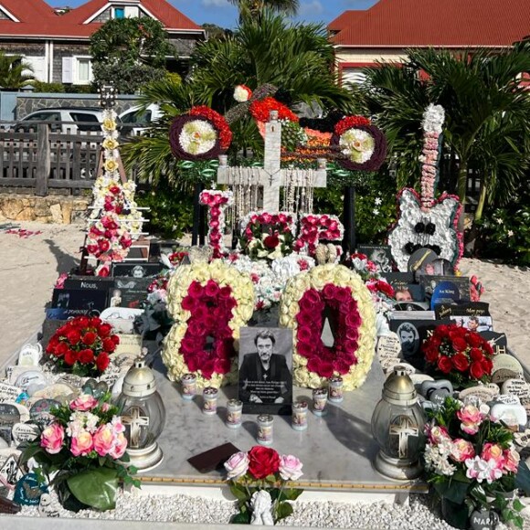 Sa tombe a été refleurie pour l'occasion, à Saint-Bathélémy.
Exclusif - Illustration de la tombe de Johnny Hallyday refleurie pour l'anniversaire posthume (80 ans) de la star dans le cimetière marin de Lorient à Saint-Barthélemy, Antilles françaises, France, le 15 juin 2023. 