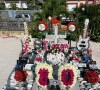  Ainsi, d'innombrables fleurs sont venues former des éléments symboliques.
Exclusif - Illustration de la tombe de Johnny Hallyday refleurie pour l'anniversaire posthume (80 ans) de la star dans le cimetière marin de Lorient à Saint-Barthélemy, Antilles françaises, France, le 15 juin 2023. 