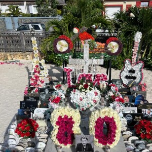  Ainsi, d'innombrables fleurs sont venues former des éléments symboliques.
Exclusif - Illustration de la tombe de Johnny Hallyday refleurie pour l'anniversaire posthume (80 ans) de la star dans le cimetière marin de Lorient à Saint-Barthélemy, Antilles françaises, France, le 15 juin 2023. 