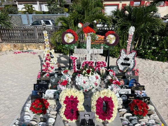  Ainsi, d'innombrables fleurs sont venues former des éléments symboliques.
Exclusif - Illustration de la tombe de Johnny Hallyday refleurie pour l'anniversaire posthume (80 ans) de la star dans le cimetière marin de Lorient à Saint-Barthélemy, Antilles françaises, France, le 15 juin 2023. 