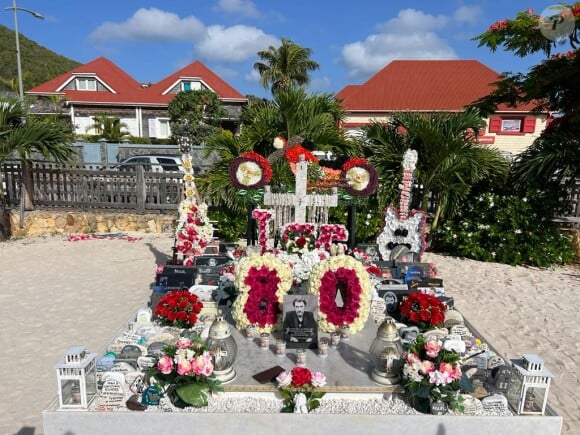 Comme la Harley-Davidson "Laura Eyes" du chanteur, des guitares ainsi que le chiffre "80". 
Exclusif - Illustration de la tombe de Johnny Hallyday refleurie pour l'anniversaire posthume (80 ans) de la star dans le cimetière marin de Lorient à Saint-Barthélemy, Antilles françaises, France, le 15 juin 2023. 