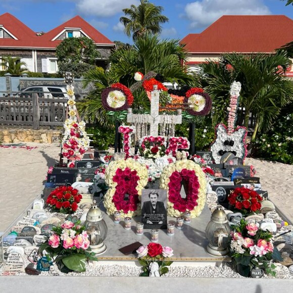 Comme la Harley-Davidson "Laura Eyes" du chanteur, des guitares ainsi que le chiffre "80". 
Exclusif - Illustration de la tombe de Johnny Hallyday refleurie pour l'anniversaire posthume (80 ans) de la star dans le cimetière marin de Lorient à Saint-Barthélemy, Antilles françaises, France, le 15 juin 2023. 
