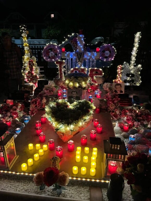 Ses fans ont célébré l'anniversaire de Johnny Hallyday au cimetière marin de Lorient à Saint-Barthélemy, Antilles française, France. La tombe a été magnifiquement décorée pour l'occassion. 