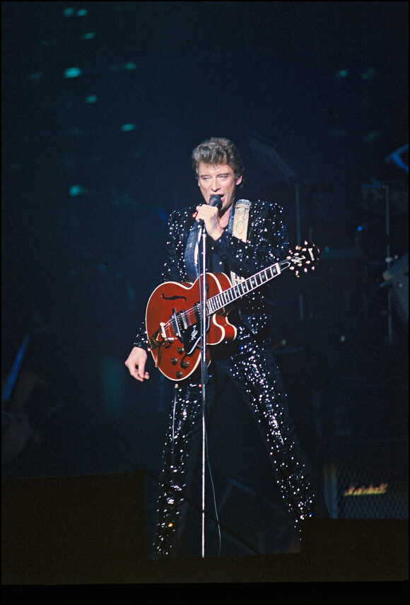 Johnny Hallyday en concert avec sa guitare en 1984 au Zenith.