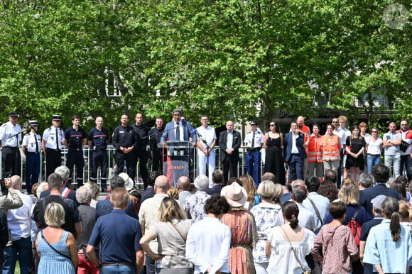 Alors qu'ils jouaient dans une aire de jeux
Le maire de Annecy François Astorg a organisé un recueillement en hommage aux victimes de l'attaque au couteau dans un parc du Paquier le 11 juin 2023. © Frédéric Chambert / Panoramic / Bestimage