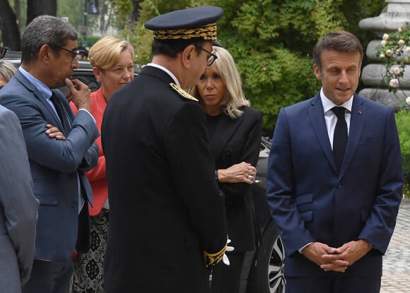Le président de la République Emmanuel Macron et sa femme Brigitte Macron à la préfecture de Haute-Savoie, au lendemain d'une attaque massive au couteau dans un parc à Annecy, France, le 9 juin 2023.