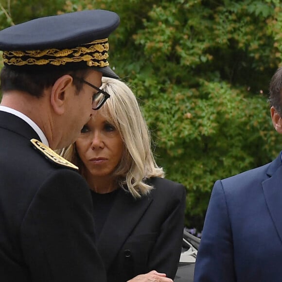 Le président de la République Emmanuel Macron et sa femme Brigitte Macron à la préfecture de Haute-Savoie, au lendemain d'une attaque massive au couteau dans un parc à Annecy, France, le 9 juin 2023.