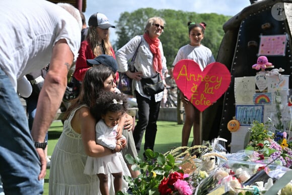 Hommage aux victimes de l'attaque au couteau dans le parc des jardins de l'Europe à Annecy le 11 juin 2023. © Frédéric Chambert / Panoramic / Bestimage 
