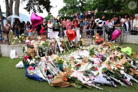 Ils ont été poignardés par un fou 
Hommage aux victimes au lendemain de l'attaque au couteau survenue dans le parc des jardins de l'Europe à Annecy, France, le 9 juin 2023.