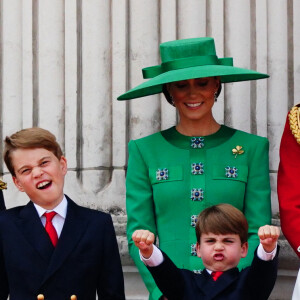 Toute la famille a adoré, surtout le prince Louis
La princesse Anne, le prince George, le prince Louis, la princesse Charlotte, Kate Catherine Middleton, princesse de Galles, le prince William de Galles - La famille royale d'Angleterre sur le balcon du palais de Buckingham lors du défilé "Trooping the Colour" à Londres. Le 17 juin 2023 