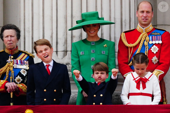 Toute la famille a adoré, surtout le prince Louis
La princesse Anne, le prince George, le prince Louis, la princesse Charlotte, Kate Catherine Middleton, princesse de Galles, le prince William de Galles - La famille royale d'Angleterre sur le balcon du palais de Buckingham lors du défilé "Trooping the Colour" à Londres. Le 17 juin 2023 
