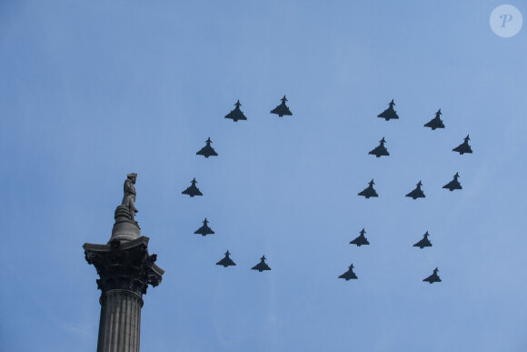 Son monogramme "CR" dessiné dans le ciel par plusieurs avions
Illustration - La famille royale d'Angleterre sur le balcon du palais de Buckingham lors du défilé "Trooping the Colour" à Londres. Le 17 juin 2023 