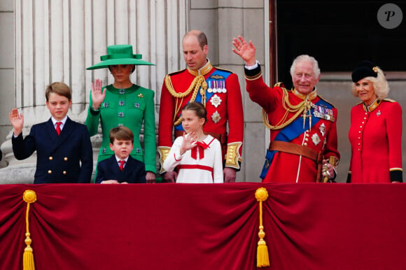 Chalres III ne fêtera son anniversaire qu'en novembre prochain
Le prince George, le prince Louis, la princesse Charlotte, Kate Catherine Middleton, princesse de Galles, le prince William de Galles, le roi Charles III et la reine consort Camilla Parker Bowles - La famille royale d'Angleterre sur le balcon du palais de Buckingham lors du défilé "Trooping the Colour" à Londres.