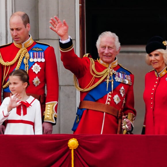 Chalres III ne fêtera son anniversaire qu'en novembre prochain
Le prince George, le prince Louis, la princesse Charlotte, Kate Catherine Middleton, princesse de Galles, le prince William de Galles, le roi Charles III et la reine consort Camilla Parker Bowles - La famille royale d'Angleterre sur le balcon du palais de Buckingham lors du défilé "Trooping the Colour" à Londres.