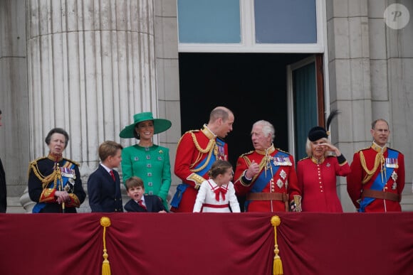 La princesse Anne, le prince George, le prince Louis, la princesse Charlotte, Kate Catherine Middleton, princesse de Galles, le prince William de Galles, le roi Charles III et la reine consort Camilla Parker Bowles, le duc Edward d'Edimbourg - La famille royale d'Angleterre sur le balcon du palais de Buckingham lors du défilé "Trooping the Colour" à Londres. Le 17 juin 2023 