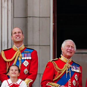Mais comme le veut la tradition, l'anniversaire du roi a été célébré en juin avec Trooping The Colour
La princesse Anne, le prince George, le prince Louis, la princesse Charlotte, Kate Catherine Middleton, princesse de Galles, le prince William de Galles, le roi Charles III et la reine consort Camilla Parker Bowles, le duc Edward d'Edimbourg - La famille royale d'Angleterre sur le balcon du palais de Buckingham lors du défilé "Trooping the Colour" à Londres. Le 17 juin 2023