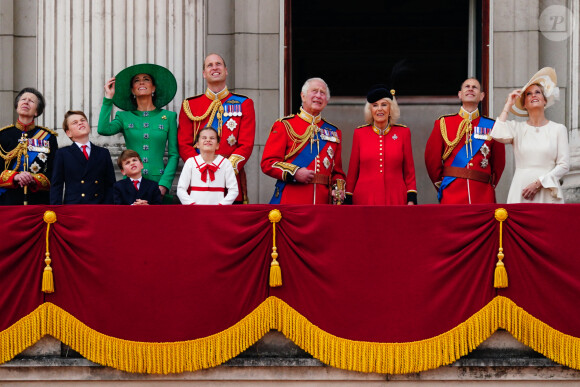 Mais comme le veut la tradition, l'anniversaire du roi a été célébré en juin avec Trooping The Colour
La princesse Anne, le prince George, le prince Louis, la princesse Charlotte, Kate Catherine Middleton, princesse de Galles, le prince William de Galles, le roi Charles III et la reine consort Camilla Parker Bowles, le duc Edward d'Edimbourg - La famille royale d'Angleterre sur le balcon du palais de Buckingham lors du défilé "Trooping the Colour" à Londres. Le 17 juin 2023