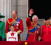 Charles III a eu droit à une surprise
Le prince George, le prince Louis, la princesse Charlotte, Kate Catherine Middleton, princesse de Galles, le prince William de Galles, le roi Charles III et la reine consort Camilla Parker Bowles, le duc Edward d'Edimbourg et Sophie, duchesse d'Edimbourg - La famille royale d'Angleterre sur le balcon du palais de Buckingham lors du défilé "Trooping the Colour" à Londres. Le 17 juin 2023