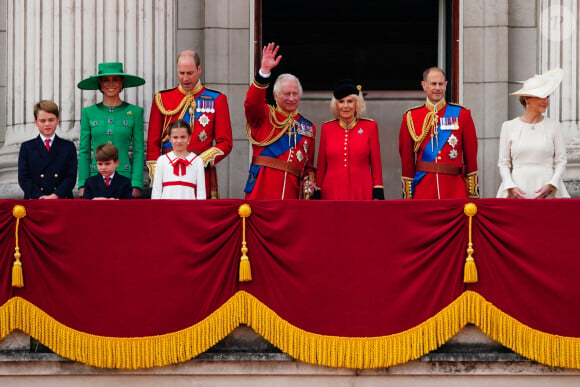 Charles III a eu droit à une surprise
Le prince George, le prince Louis, la princesse Charlotte, Kate Catherine Middleton, princesse de Galles, le prince William de Galles, le roi Charles III et la reine consort Camilla Parker Bowles, le duc Edward d'Edimbourg et Sophie, duchesse d'Edimbourg - La famille royale d'Angleterre sur le balcon du palais de Buckingham lors du défilé "Trooping the Colour" à Londres. Le 17 juin 2023