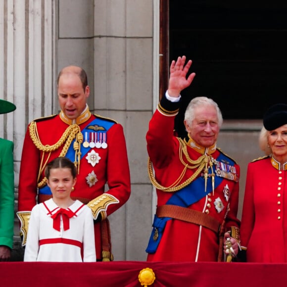 Charles III a eu droit à une surprise
Le prince George, le prince Louis, la princesse Charlotte, Kate Catherine Middleton, princesse de Galles, le prince William de Galles, le roi Charles III et la reine consort Camilla Parker Bowles, le duc Edward d'Edimbourg et Sophie, duchesse d'Edimbourg - La famille royale d'Angleterre sur le balcon du palais de Buckingham lors du défilé "Trooping the Colour" à Londres. Le 17 juin 2023