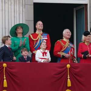 Tim Laurence, la princesse Anne, le prince George, le prince Louis, la princesse Charlotte, Kate Catherine Middleton, princesse de Galles, le prince William de Galles, le roi Charles III et la reine consort Camilla Parker Bowles, le duc Edward d'Edimbourg et Sophie, duchesse d'Edimbourg - La famille royale d'Angleterre sur le balcon du palais de Buckingham lors du défilé "Trooping the Colour" à Londres. Le 17 juin 2023 