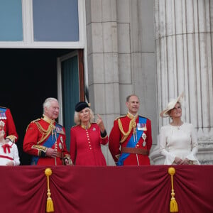 Le prince George, le prince Louis, la princesse Charlotte, Kate Catherine Middleton, princesse de Galles, le prince William de Galles, le roi Charles III et la reine consort Camilla Parker Bowles, le duc Edward d'Edimbourg et Sophie, duchesse d'Edimbourg - La famille royale d'Angleterre sur le balcon du palais de Buckingham lors du défilé "Trooping the Colour" à Londres. Le 17 juin 2023 