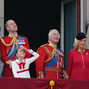 Le prince George, le prince Louis, la princesse Charlotte, Kate Catherine Middleton, princesse de Galles, le prince William de Galles, le roi Charles III et la reine consort Camilla Parker Bowles - La famille royale d'Angleterre sur le balcon du palais de Buckingham lors du défilé "Trooping the Colour" à Londres. Le 17 juin 2023 