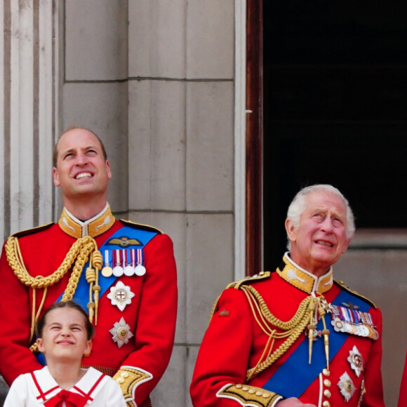 La princesse Anne, le prince George, le prince Louis, la princesse Charlotte, Kate Catherine Middleton, princesse de Galles, le prince William de Galles, le roi Charles III et la reine consort Camilla Parker Bowles, le duc Edward d'Edimbourg et Sophie, duchesse d'Edimbourg - La famille royale d'Angleterre sur le balcon du palais de Buckingham lors du défilé "Trooping the Colour" à Londres. Le 17 juin 2023