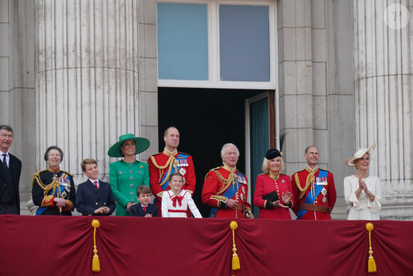 Tim Laurence, la princesse Anne, le prince George, le prince Louis, la princesse Charlotte, Kate Catherine Middleton, princesse de Galles, le prince William de Galles, le roi Charles III et la reine consort Camilla Parker Bowles, le duc Edward d'Edimbourg et Sophie, duchesse d'Edimbourg - La famille royale d'Angleterre sur le balcon du palais de Buckingham lors du défilé "Trooping the Colour" à Londres. Le 17 juin 2023 