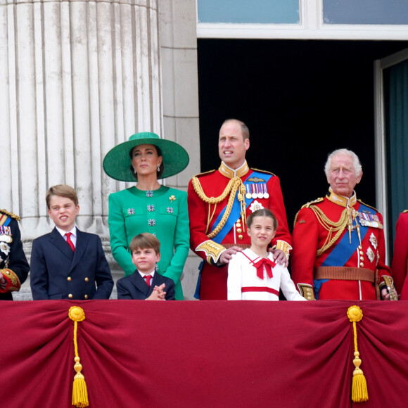 La princesse Anne, le prince George, le prince Louis, la princesse Charlotte, Kate Catherine Middleton, princesse de Galles, le prince William de Galles, le roi Charles III et la reine consort Camilla Parker Bowles - La famille royale d'Angleterre sur le balcon du palais de Buckingham lors du défilé "Trooping the Colour" à Londres. Le 17 juin 2023 