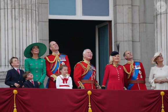 Le prince George, le prince Louis, la princesse Charlotte, Kate Catherine Middleton, princesse de Galles, le prince William de Galles, le roi Charles III et la reine consort Camilla Parker Bowles, le duc Edward d'Edimbourg et Sophie, duchesse d'Edimbourg - La famille royale d'Angleterre sur le balcon du palais de Buckingham lors du défilé "Trooping the Colour" à Londres. Le 17 juin 2023 