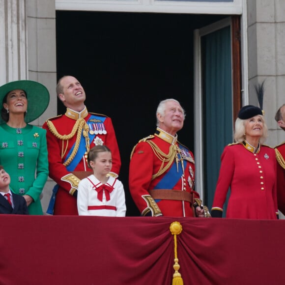 Le prince George, le prince Louis, la princesse Charlotte, Kate Catherine Middleton, princesse de Galles, le prince William de Galles, le roi Charles III et la reine consort Camilla Parker Bowles, le duc Edward d'Edimbourg et Sophie, duchesse d'Edimbourg - La famille royale d'Angleterre sur le balcon du palais de Buckingham lors du défilé "Trooping the Colour" à Londres. Le 17 juin 2023 