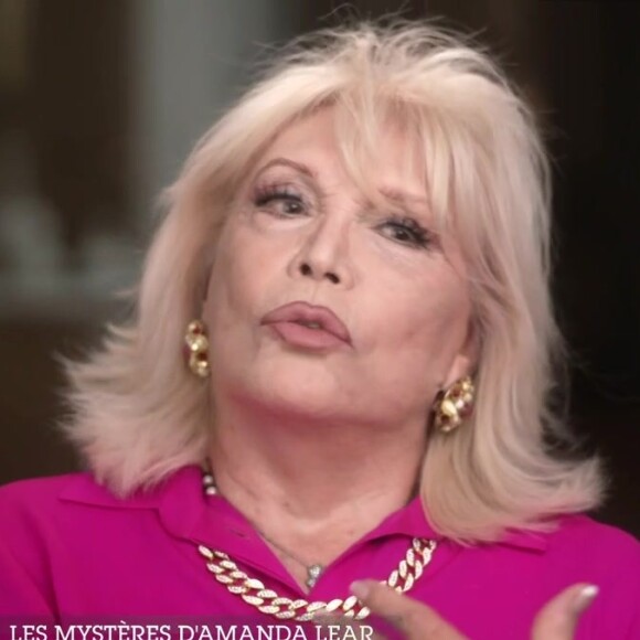 Amanda Lear est pleine de mystère.
Amanda Lear dans l'émission Sept à Huit, présentée par Harry Roselmack, dimanche 18 juin 2023.
© TF1 / Sept à Huit