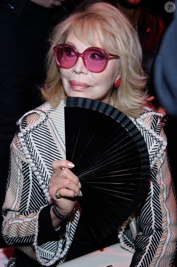 Amanda Lear au défilé "Elisabetta Franchi" prêt-à-porter automne-hiver 2023/2024 lors de la Fashion Week de Milan (MFW), le 25 février 2023.
© DGP / Bestimage