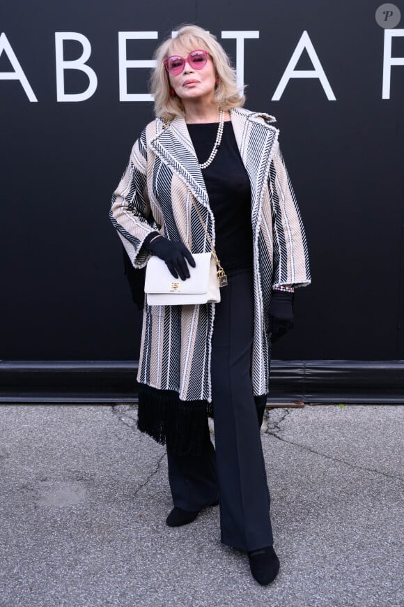 Amanda Lear au défilé "Elisabetta Franchi" prêt-à-porter automne-hiver 2023/2024 lors de la Fashion Week de Milan (MFW), le 25 février 2023.
© SGP / Bestimage