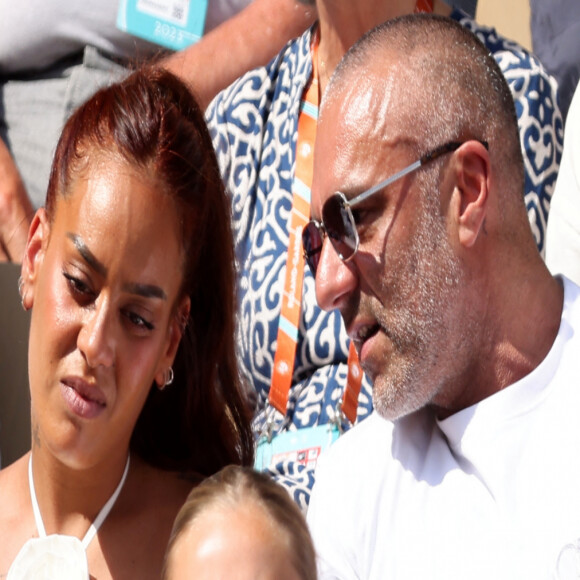 Pour la fête des Pères, la jeune femme a publié une tendre photo sur son compte Instagram.
Amel Bent et son mari Patrick Antonelli, Kevin Mayer et sa compagne Delphine Jariel dans les tribunes lors des Internationaux de France de Tennis de Roland Garros 2023. Paris, le 10 juin 2023. © Jacovides-Moreau